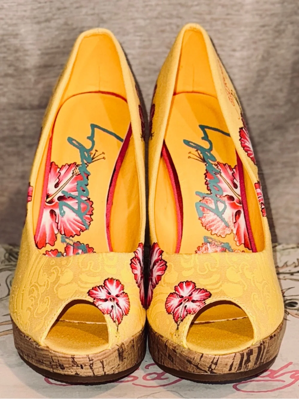 Ed Hardy Yellow Hibiscus Cork Wedge Heels Y2K Peep Toe Size 9 NEW - Picture 4 of 7